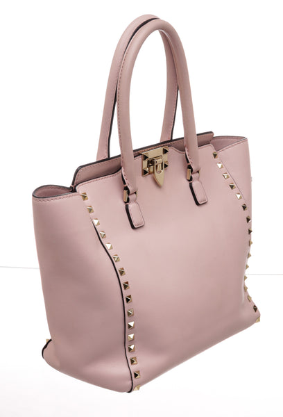 Gulerod Præferencebehandling Skeptisk Valentino Pink Leather Rockstud Trapeze Small Crossbody Bag – On Que Style