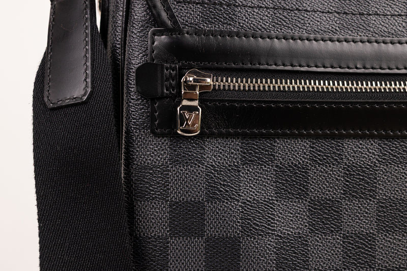 Louis Vuitton Black Gray Graphite Daniel Messenger GM