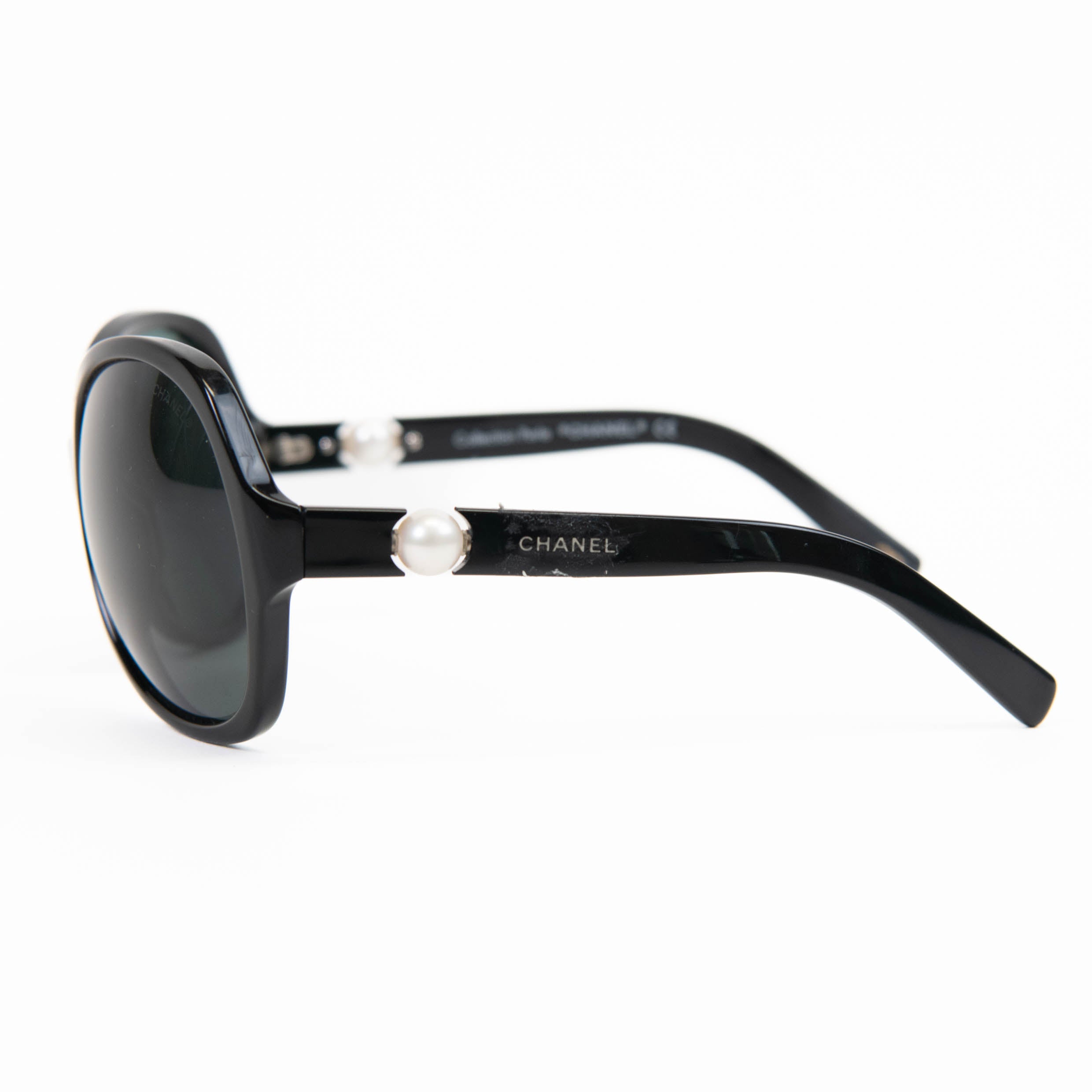 CHANEL広夢様 Chanel Black and Pearl Sunglasses 5141-H – On Que Style