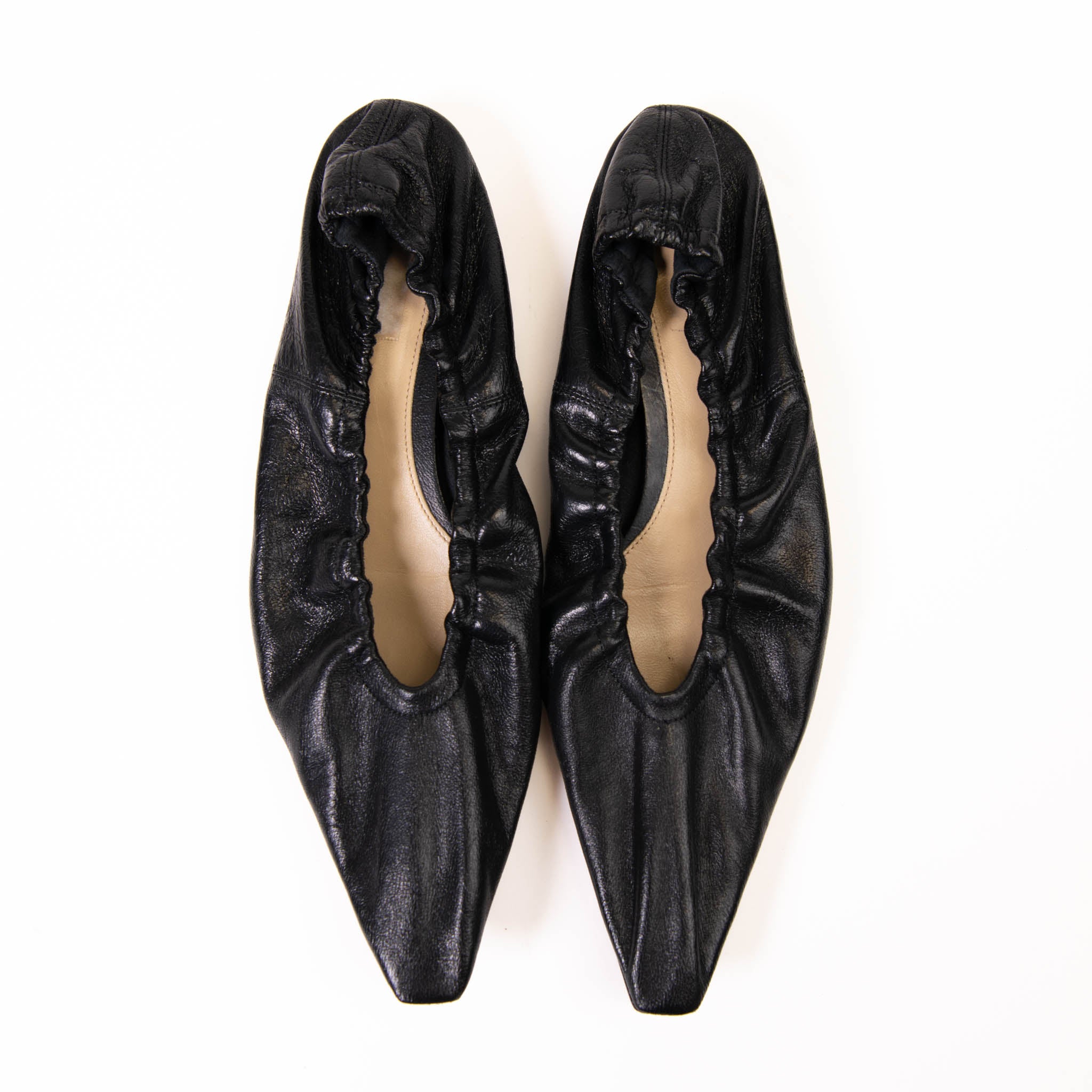 Bottega Veneta Black Leather Ballet Flats Size 40 – On Que Style