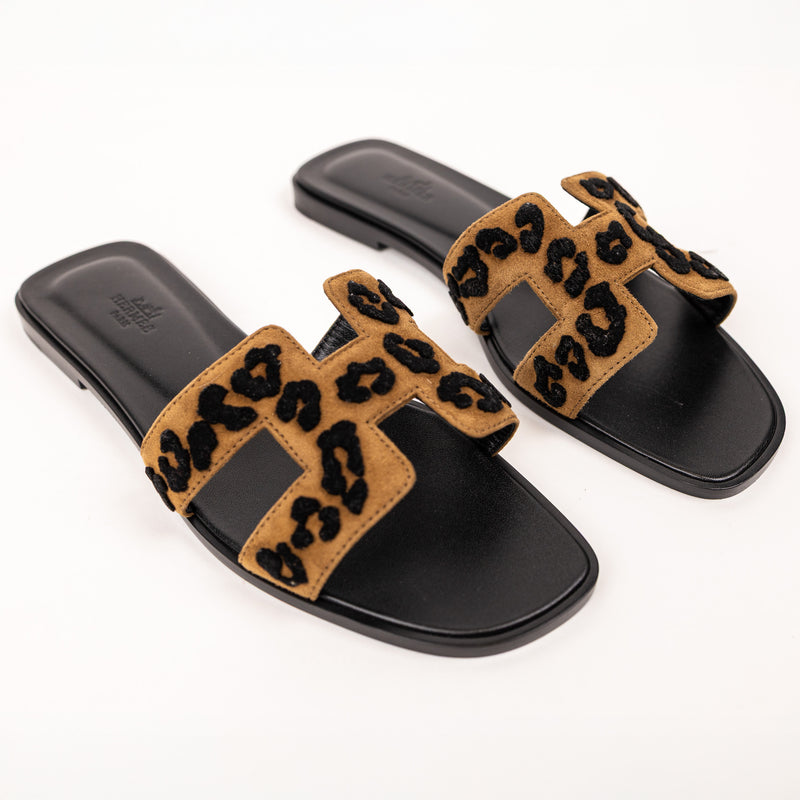 Hermes Black Tan Cheetah Print Leather Oran Flap Sandals 40.5