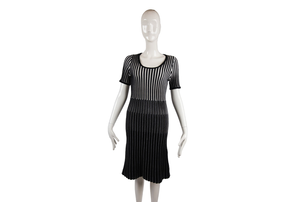 Pre-Owned Hugo Boss Black White Striped Flared Knit Dress Size S/M – On Que  Style