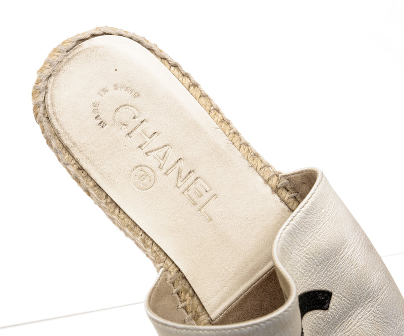 Chanel White and Black Leather 18C Espadrilles Mules Size 36
