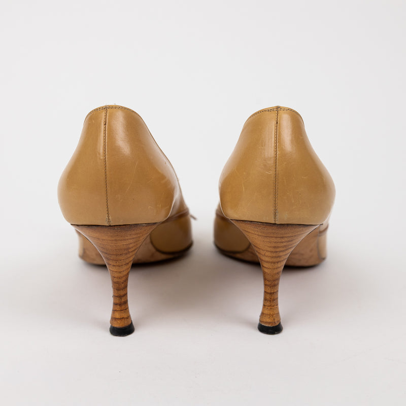 Manolo Blahnik Tan Leather Pointed Heels with Bow