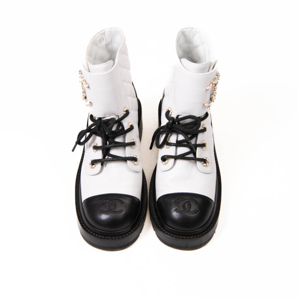 Chanel White Quilted Leather Boots Size 35.5