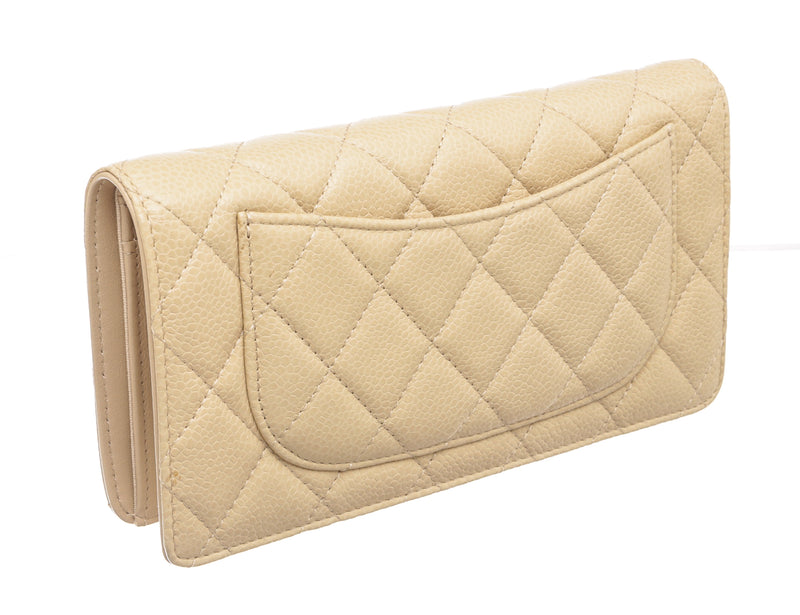 i morgen Reservere cykel Chanel Beige Quilted Leather Bi Fold CC Yen Wallet – On Que Style